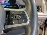 BMWのステアリングはドライバーと車体が一体感に感じれるような操作性を実現しております。また、握りやすさや操作性を向上するためにスイッチ類も配置されております。