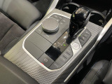 BMWの高性能オートマチックは、ATセレクトレバーを左側に倒すことで、通常の「D」から「S」(スポーツ)または「M」(マニュアル)へと切り替えが可能です。