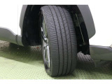 タイヤサイズ 225/50R18。切削光輝+ダークグレーメタリック塗装でスタイリッシュなデザインの純正アルミホイールを装着しています。足元を引き締めてくれ、しっかりした走りも楽しめますよ。