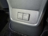 充電用USB端子付き。スマートフォンなどの充電に便利です。