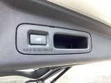 スマートキーや運転席のボタンを押すだけでリアゲートが自動で開閉します!荷物を持っている時や、高い位置にあるバックドアを閉める際に便利な機能です♪