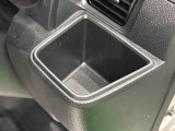 運転席ドリンクホルダー付いてます。小物入れとしても使えます。