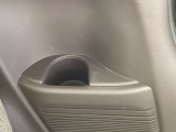 左右両サイドにはドリンクホルダーなどがあります