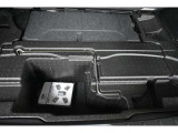 サブトランク付ですので洗車道具や工具の収納に便利です。