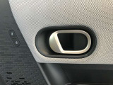 MINIはドアが分厚いです。衝突によりドアがつぶれてしまった場合にも外からいち早くドアを開けれるよう考えられています。数十秒の救出の遅れが命につながりかねない場合、こういった配慮が重要なポイントです。