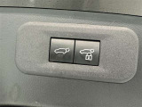 電動式バックドアです。 荷物を持ったままでもボタン一つで自動的に開け閉めできるので便利ですよ。 挟み込み防止機能も付いていますのでお子様の手や荷物を挟み込むのを防いでくれますよ。