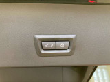運転中にもオーディオの音量やFMの切り替えなどステアリングでの操作で切り替え可能なため、ステアリングから手を放す必要がない為、運転中でも操作が簡単でございます。