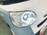 白く明るい光で夜間走行をサポートするLEDヘッドランプを搭載