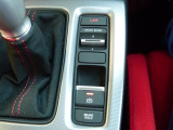 スイッチひとつで+R、SPORT、COMFORTと性格の違うモードを選択でき、その日の気分やサーキット走行など走るシーンに合わせるられます。特に+Rモードはメーター内もガラリと変わり気持ちが上がります