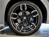 【BMWアロイホイル】軽量かつ強度に拘ったアロイホイル。走行性能ポテンシャルを引き出す設計。車の足元を引き締めてくれる大きなポイントはアロイホイルです。