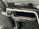【収納部】パッと手に取りたい小物の置き場に便利。その他、沢山の収納部がございます。