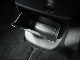 ◆センターロアボックス◆インパネ中央の下部には、ごみ箱としても使用する事ができるセンターロアボックスを装備しております。