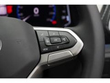 【ステアリング右側】メーター内のメニュー操作のスイッチ類です。パドルシフトは、ステアリングを握りながらシフトチェンジができます。