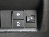 ホンダセンシングが装備されています。アダプティブレーダークルーズやレーンキープアシスト、車線逸脱防止機能なども備えていて、ロングドライブも快適で安全にお楽しみいただけます。