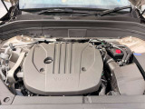 ボルボのマイルドハイブリッドは、ブレーキング時に放出されるエネルギーを電力に変換し、48Vのバッテリーに回収。加速時に再利用することで燃料消費を低減し、排出ガスの発生を最小限に抑えます。