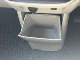 センターコンソール下部に小物入れ装備。小物の収納場所に困りません。