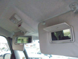 最近は運転席だけでなく助手席に装備されている車も増えてきたバニティミラー!