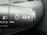 【ハイビームアシスト】先行車または対向車の有無や周辺の明るさなどに応じて、ヘッドライトのハイビーム(上向き)とロービーム(下向き)を自動で切り替えます。