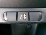 USB入力端子で電子機器などの充電や接続もスムーズに行えます。