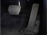 【オルガン式アクセルペダル】 かかとがずれにくく、アクセルペダルがコントロールしやすくなります。また運転時の疲労を軽減し、とっさのときの踏み間違いも起きにくくなります。