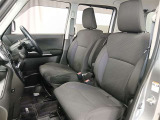 前席は、毎日の運転を快適にしてくれるゆったりとした空間設計です