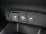 ◆USBチャージャー、12Vの電源ソケット◆使いやすい場所に装備されています。