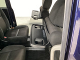 運転席・助手席の背もたれには、2列目シート用にカップホルダー付きの「格納式のシートバックテーブル」を装備しています。休憩時のちょっとした時間などカップを置いたり、小物置きに使えて便利です。