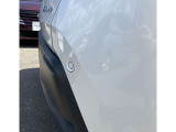 障害物を音で知らせてくれるセンサーが付いています。暗くて狭い場所でも車庫入れが安心できます。