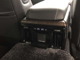 センターコンソールボックス後部には、アクセサリーコンセント(AC100V・1500W)と充電用USB端子(Type-C)2個が設置されています。後席に座る方も気軽に充電ができて便利です。
