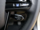 アダプティブクルーズコントロール機能付きです。走行中に先行車の様子を検知しながら、設定した車速の範囲内で先行車との距離のキープを支援します。詳細は販売店スタッフまでおたずねください。