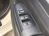 【パワーウィンドウ集中スイッチ】運転席のパワーウィンドスイッチ位置には運転以外の窓の開閉・ロック機能も付いています
