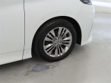 装着タイヤサイズは、225/60R18です。純正アルミホイールを装着しております。