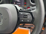 【クルーズコントロール】アクセル操作なしで一定速度を保つ機能。先行車との距離を自動調整する追従型が主流で、高速走行時の疲労を劇的に軽減します。長距離移動が多いお客様への商談では必須の快適装備です。
