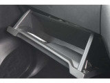 車検証ケースの収納はもちろん、見られたくない小物もすっきり収納できます。ドラレコの本体はこちらに装備されてます。