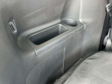 サードシート左右には便利な小物入れとドリンクホルダー