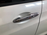 【ドアハンドル】Hondaスマートキーを携帯し、ロックボタン、ドアハンドルを操作することで施錠や解錠ができます。