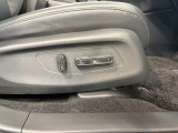 パワーシートを装備!スイッチ操作でシート位置や背もたれの角度などを細かく調整でき、自分に合った運転姿勢に合わせやすいのが魅力。力を使わずスムーズに調整できる、上質で便利な快適装備です。