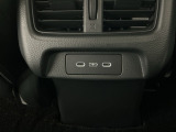 後部座席の方も使用しやすいよう、運転席と助手席の間に充電用USBジャックを2個装備!iPhoneはもちろん少しアンペアが高めのiPadも充電することが出来ます♪