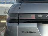 【LEDテールライト】後方車からの視認性も良く、ボディーラインに沿ったデザインは機能性とも両立されたランドローバーの特徴の1つです。