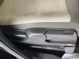 シートリフター装備。運転席の高さを調整する機能