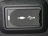 充電用USB端子付き。スマートフォンなどの充電に便利です。