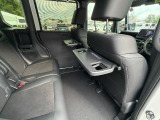 シートバックテーブルも標準装備でございます。車内での軽食などにも大変便利です。