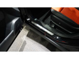 メルセデスジャパンが定めるサーティファイドカー(認定中古車)として登録を致しますので、納車時にはタイヤやバッテリー等も規定以下の数値であれば、整備代金を頂かず、無償で交換となります。ご安心下さい。