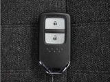 ◆スマートキー◆カギをバッグやポケットに入れたままでもドアロックの開閉ができる『スマートキー』付き!雨天や暗くなってもカギを取り出す必要がなくドアの開錠&エンジンも始動できます