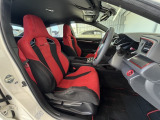 前席はタイプR専用のシートです!長時間の運転やコーナーの多い道も快適です!