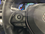 ステアリングスイッチ付きで、運転中に視線を前に向けたまま操作できます。