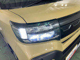 白く明るい光で夜間走行をサポートするLEDヘッドランプを搭載