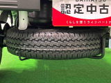 様々な現場で活躍するため,もしもの時の為にスペアタイヤが荷台下に収納されています