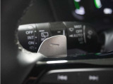 ◆減速セレクター◆ステアリングホイールの左右に取り付けられた2つのパドルスイッチで減速の強さを調整。 左側の「-」を操作すると減速を強く、右側の「+」を操作すると減速を弱くすることができます。