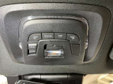 フロント天井に電動サンシェードスイッチ・ヘルプネットスイッチパネルが付いています。
